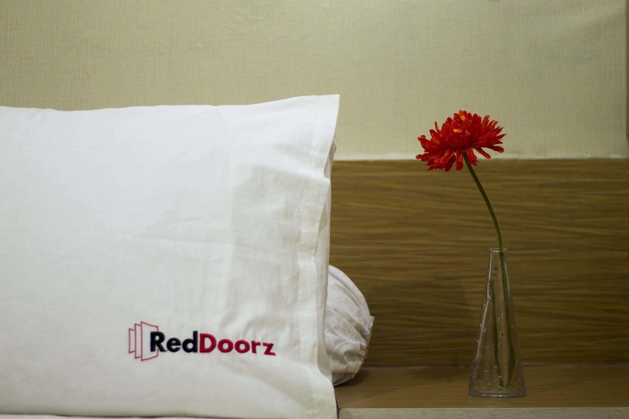 Отель Reddoorz @ Pulomas Джакарта Экстерьер фото