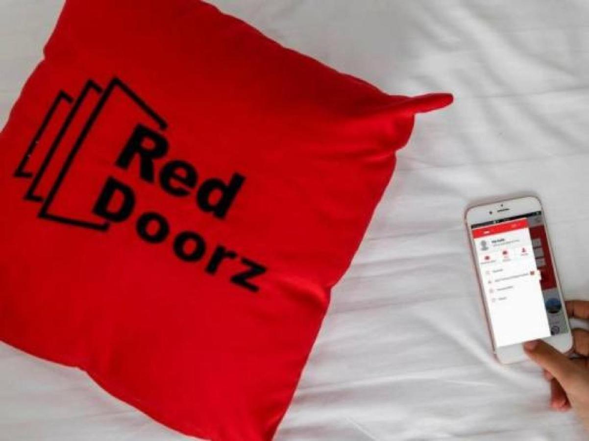 Отель Reddoorz @ Pulomas Джакарта Экстерьер фото